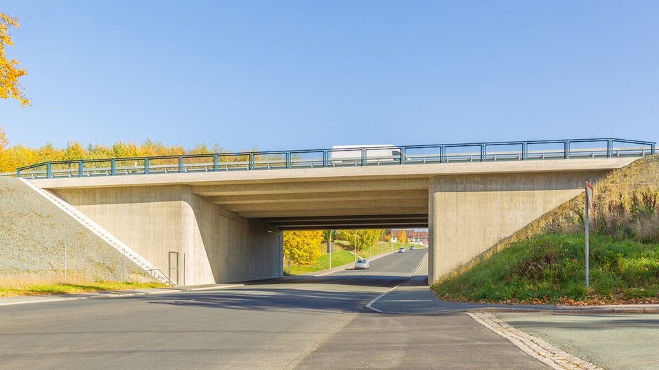 Auf dem Bild ist ein Ingenieurbau dargestellt